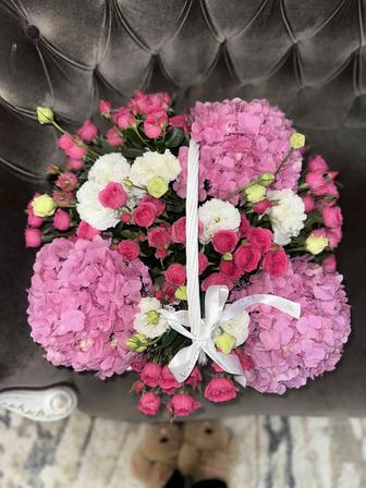 Продам роскошный свежий букет в корзине