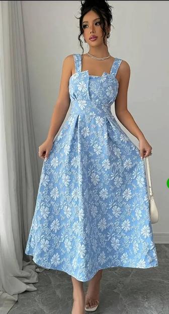 Нежное голубое платье с цветочным узором