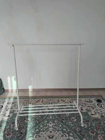 Продам вешалку напольную,металическую с полкой для обуви