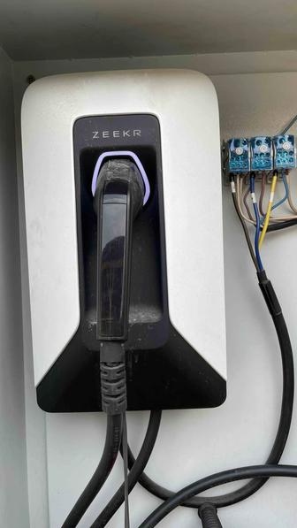 Зарядное устройство Zeekr