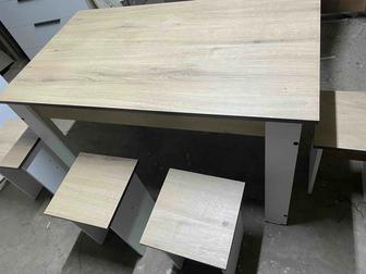 Новый кухонный стол и стулья..