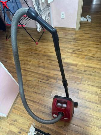 Продается красный пылесос марки Samsung
