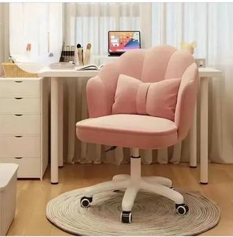 Кресло на колесиках (цвет розовый)