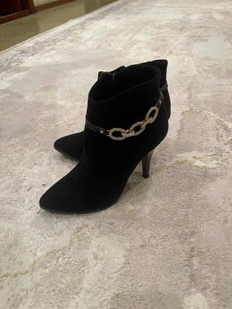Ботильон черного цвета