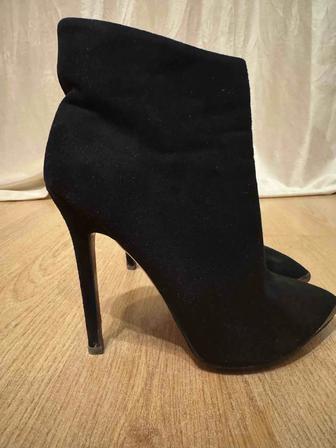 Осенние сапоги на высоких каблуках