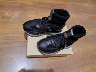 Продаю женские кроссовки зимние