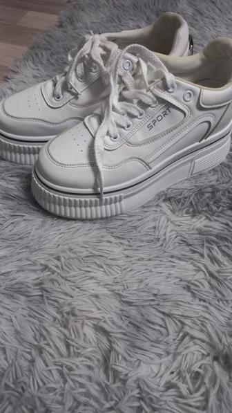 Кроссовки на платформе