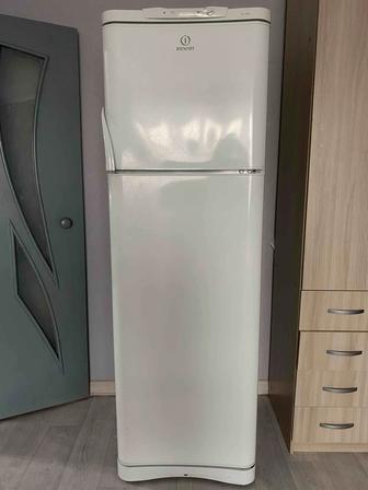 Продам холодильник indesit