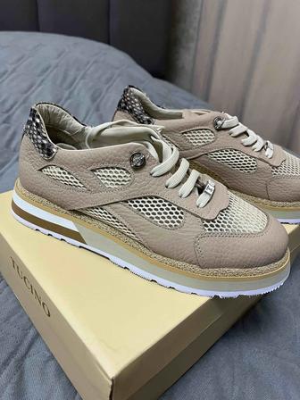 Продам кроссовку