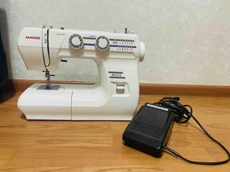 Швейная машина Janome RE1312 белый, почти новый