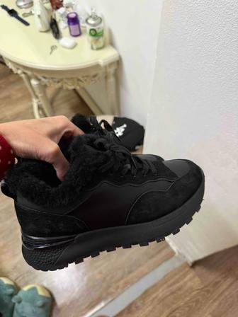 теплые кроссовки