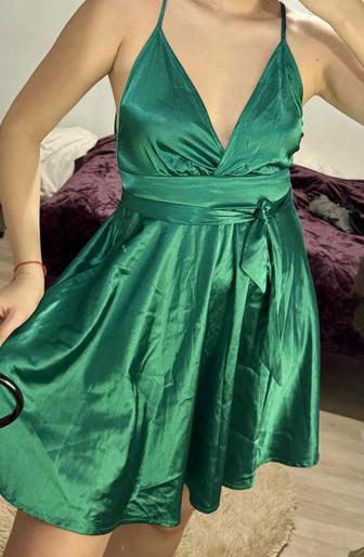 Недорого эффектное атласное платье богатого зеленого цвета в идеальном