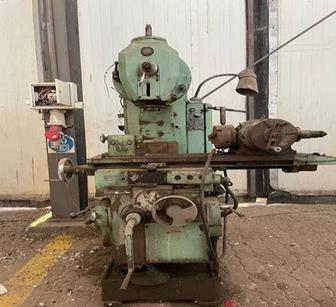 Горизонтально-вертикальный универсальный фрезерный станок модель 6Р13.