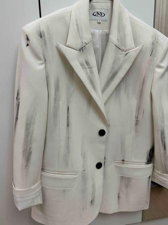 Белый оверсайз пиджак