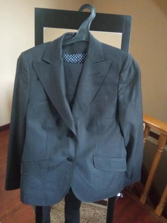 Продам женский костюм брючный.