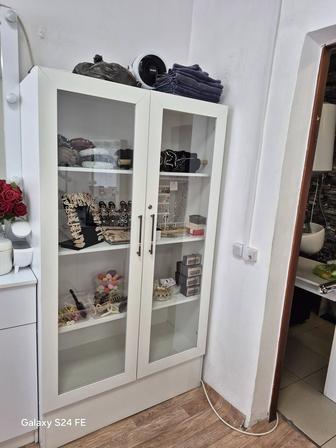 Витринные белые шкафы