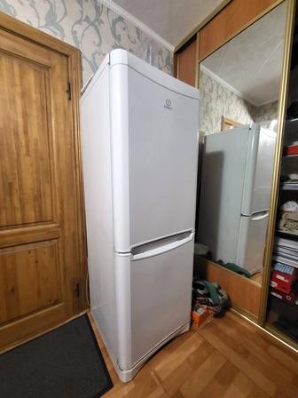 Продам холодильник Indesit