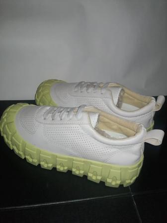 Кроссовки эффектные на массивной подошве 38р