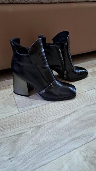 Продам осенние ботинки