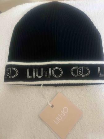 Продам шапку Италия, фирмы Liu Jo в черном цвете с логотипом фирмы.