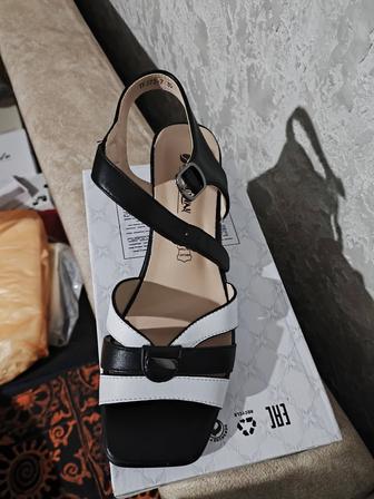 Продам босоножки