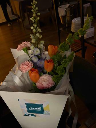 Свежий букет цветов в корзине