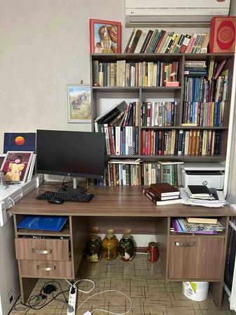 Жұмыс үстелі мен кітап сөресі / рабочий стол и книжный шкаф