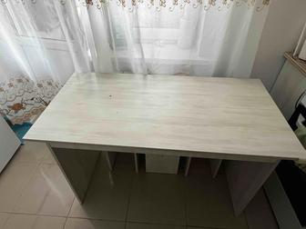 Кухонный стол и табуретки