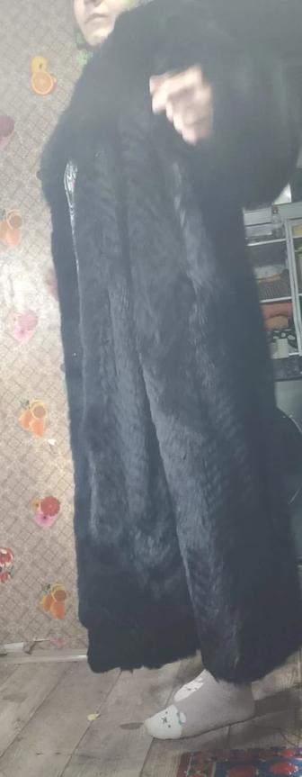 Шуба из натурального енота
Густой, пушистый мех, выглядит дорого и богат