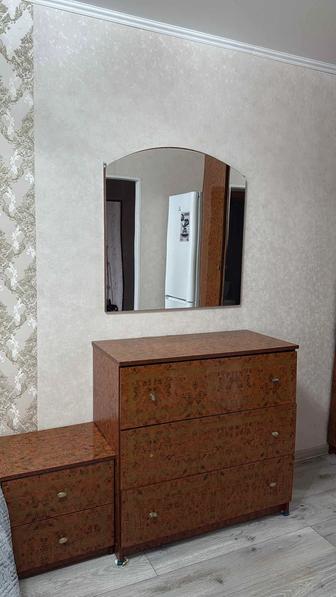 Продам комод , зеркало и 2 прикроватные тумбочки