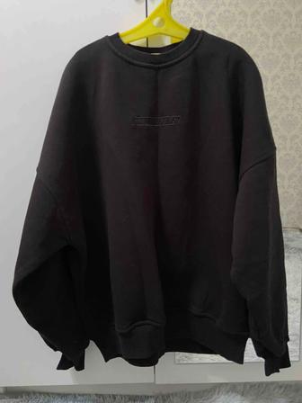 Свитшот черный от бренда XONAS