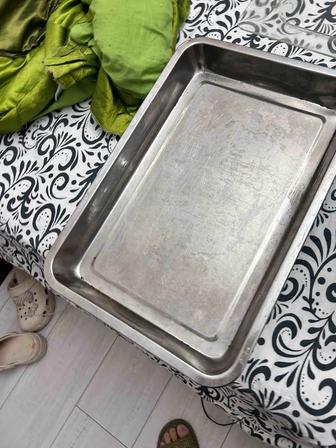 Продам противни для духовки одна стеклянная ,другая металл