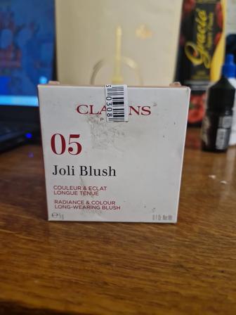 CLARINS joli blush Масло лесного ореха дарит коже ощущение комфорта.