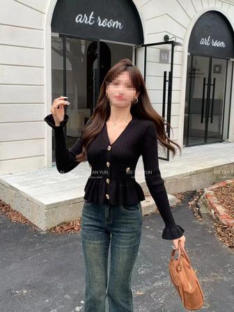 В наличии трикотажные кофточки с пуговицами