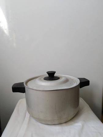 ОТДАМ ДАРОМ кастрюлю, алюминиевую. СРЕДНЮЮ, 3.5л, с крышкой, БУ