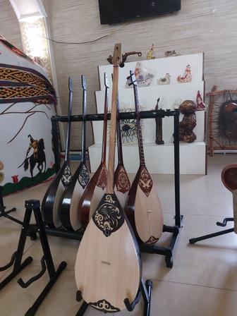 Домбыра шеберхана комекші