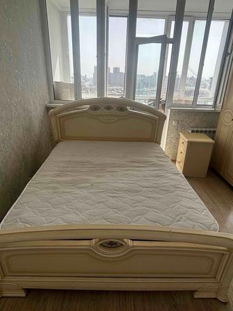 Кровать и тумбочка