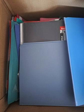 Отдам пластиковые папки , самовывоз.