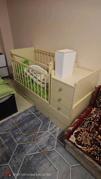 Пеленальный комод и кровать