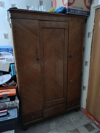 Старый деревянный шкаф