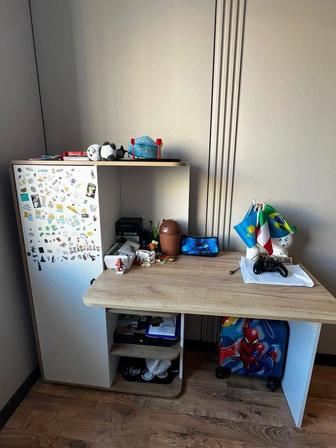 Продам стол шкаф