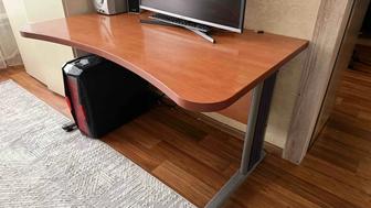 Компьютерный или офисный стол