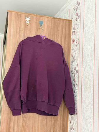 Продаю спортивную толстовку с капюшоном.