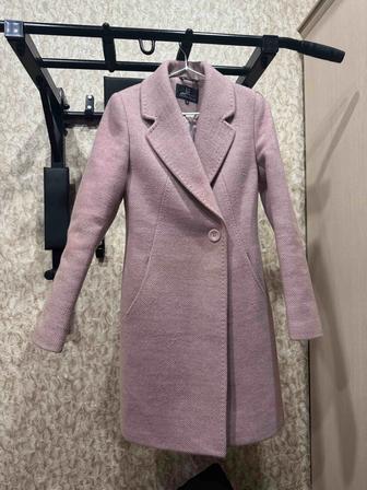 Одежда верхняя женская, в хорошем состоянии.