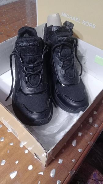 Женские кроссовки