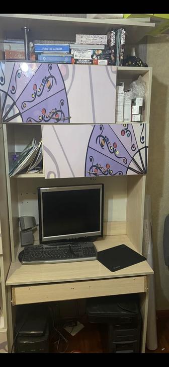 Учебный стол с полками и шкафчиками плюс монитор в подарок