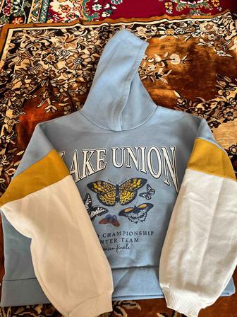 Свитера, кофты, бомберы и худи. Все размера S-M