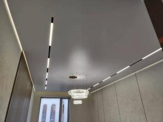 Натяжные поряшые и теневые потолки со световыми линиями