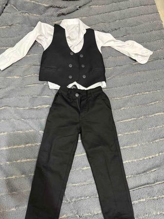 Продам костюм тройку на мальчика