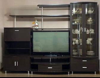 Продам гостиную, шкаф угловой, журнальный столик- все из одной серии.